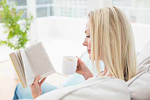 女人,读,书本,咖啡,沙发