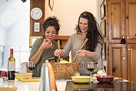 两个,女性朋友,准备,吃,沙拉,厨房操作台
