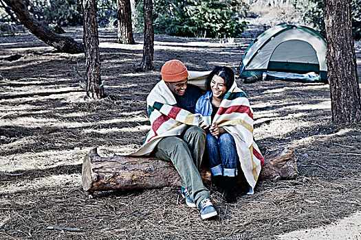 年轻,露营,坐,夫妇,原木上,毯子