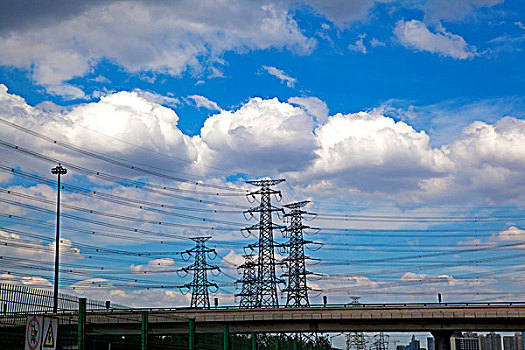 北京京通快速公路边上的输电塔