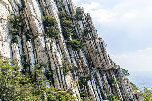 中国河南省登封市中岳嵩山悬崖峭壁自然风光