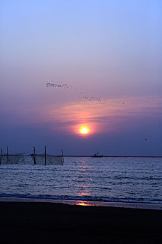 山东省日照市,一轮红日跃出海平面,唤醒了大海和人们