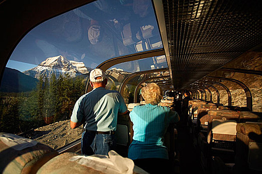 乘客,向窗外看,罗布森山,艾伯塔省,加拿大