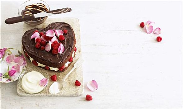 心形,蛋糕,树莓,奶油,玫瑰花瓣