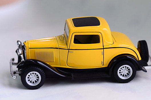 黄色老爷车玩具模型