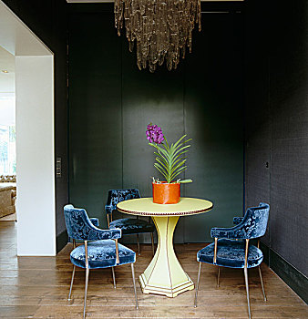 蓝色,天鹅绒,20世纪60年代,办公椅,黄色,桌子,20世纪70年代,玻璃,吊灯,创作,生动,房间