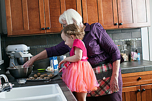 祖母,孙女,烘制,饼干