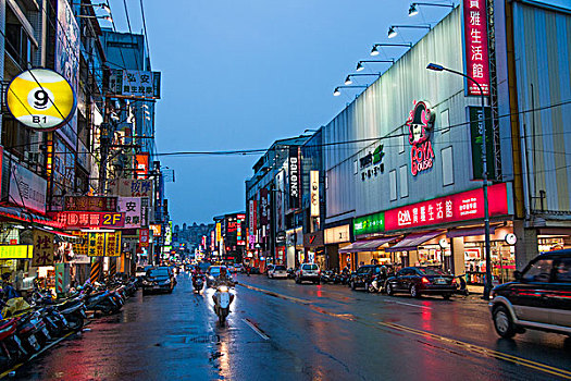 台湾台中市西屯区逢甲夜市前文华路夜景