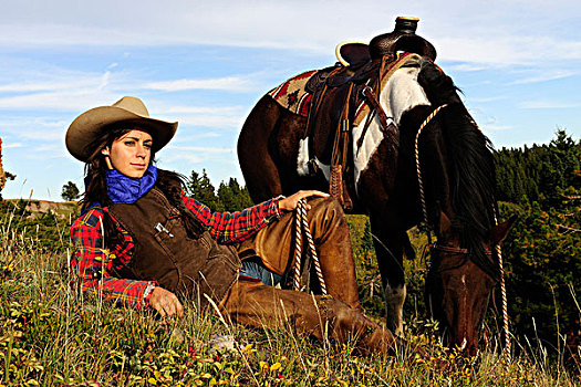 女牛仔,卧,草,马,站立,萨斯喀彻温,加拿大