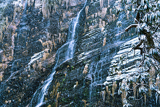 山间流水