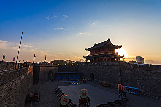 夕陽映照下的荊州古城很美麗