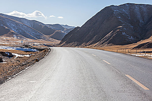 中国西部荒野道路