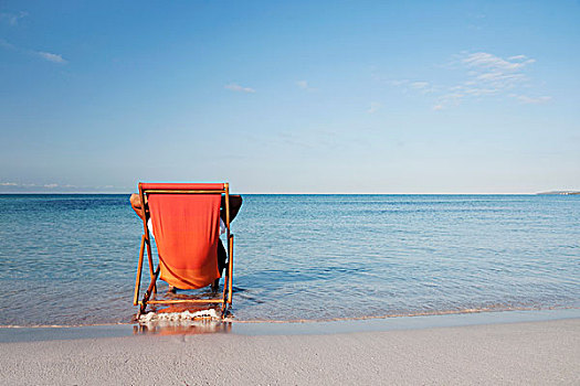 男人,坐,折叠躺椅,看,海洋,后视图