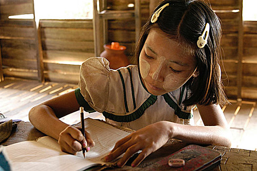 女孩,练习本,分数,政府,小学,北方,乡村,地区,缅甸,联合国儿童基金会,学校,形状,健康,生活方式,艾滋病毒,艾滋病,预防,教育