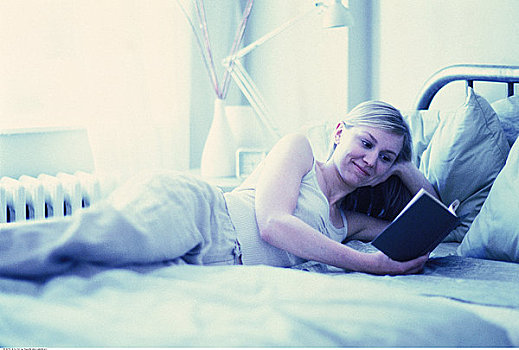 女人,躺着,床,读,书本
