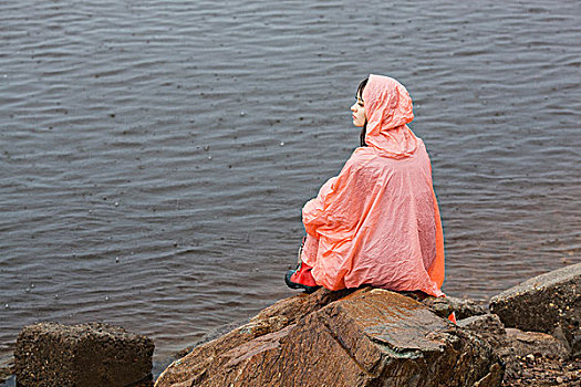 思想,女人,穿,雨衣,坐,石头,湖岸,下雨,季节