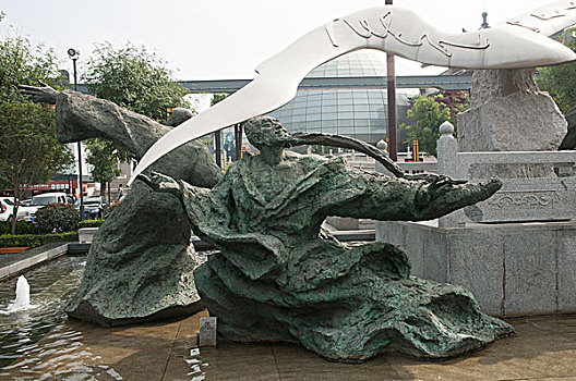 西安大雁塔南广场建造的雕塑群