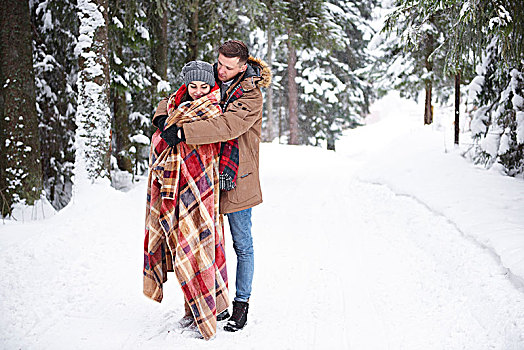 年轻,情侣,搂抱,雪中