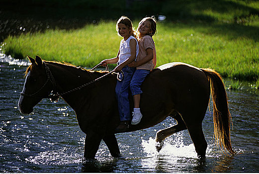 肖像,两个女孩,骑,马背,河流