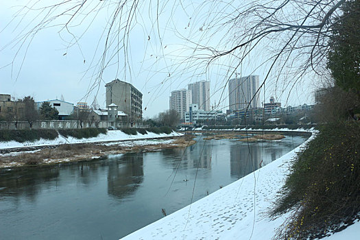 河边雪景