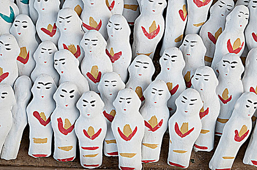 河南省洛阳市伊川县白元镇庙会,手工制作的泥娃娃