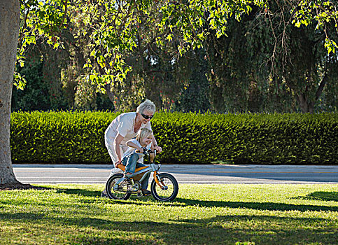 三个,男孩,学习,自行车,祖母,公园
