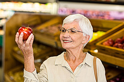 老年,女人,拿着,看,红苹果,超市