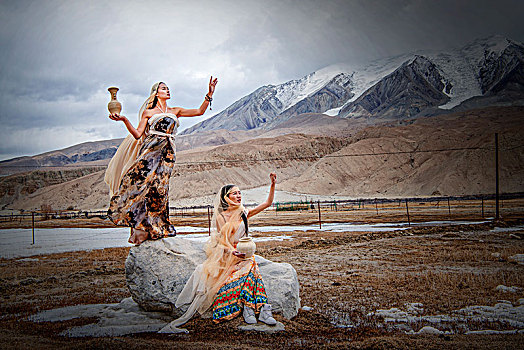 新疆,雪山,草地,冰面,女人