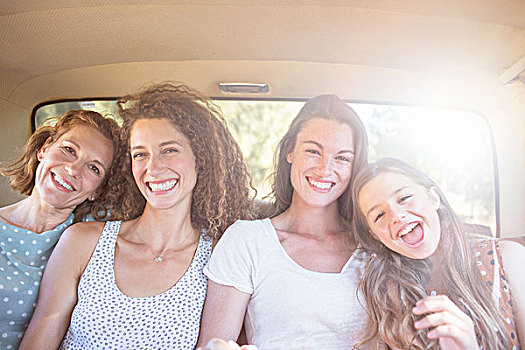 四个女人,坐,后座,汽车