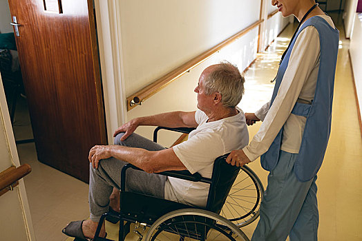 女护士,推,伤残,老头,病人,坐,轮椅