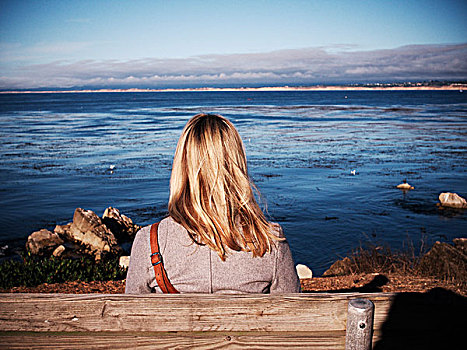 背影,金发,女人,坐,长椅,看,海洋,靠近,蒙特里,加利福尼亚,美国