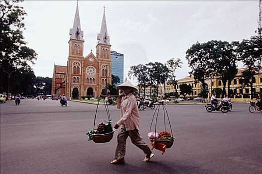 越南,胡志明市,圣母大教堂,女人,果篮,前景