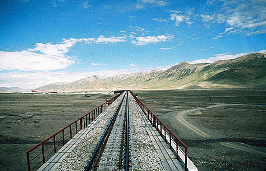 青藏铁路建设伸向远方