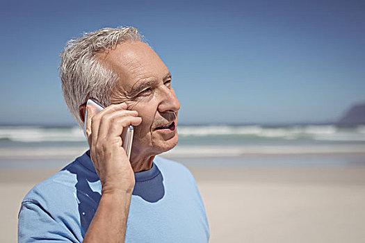 老人,交谈,手机,海滩,晴天