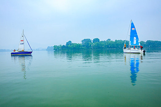 江苏,南京,玄武湖,南京玄武湖,帆船,比赛,雨,湖面,帆影,湖泊,水,湖,倒影,阴天,天空,高楼,城市