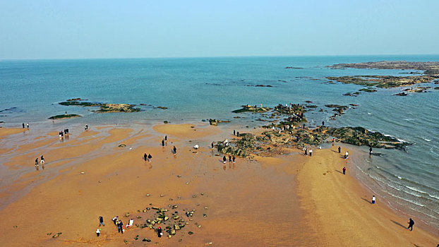 航拍赶海胜地太公岛,游客赶海拾贝乐在其中