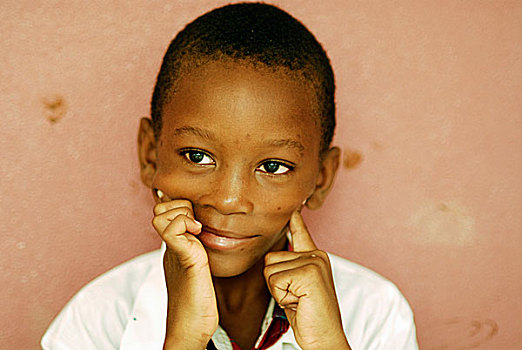 非洲,安哥拉,罗安达,男孩,白衬衫,微笑,正面,墙壁