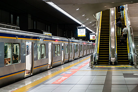 日本南海电铁与jr的关西机场站月台