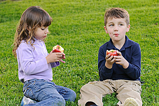 两个孩子,吃,苹果