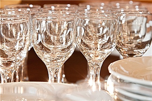 玻璃杯,盘子,桌上