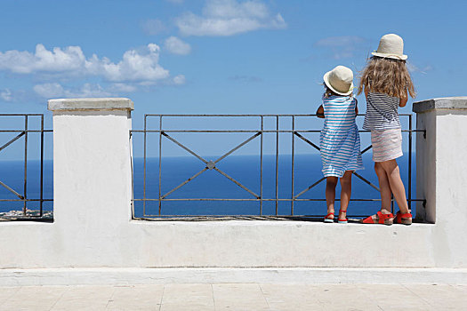 两个女孩,遮阳帽,向外看,海洋,墙壁,埃里斯,西西里,意大利