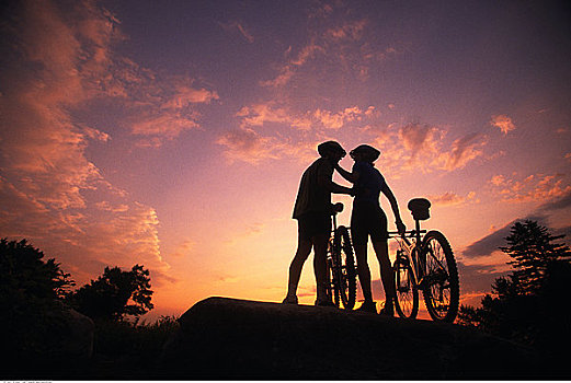 伴侣,站立,石头,山地自行车,日落