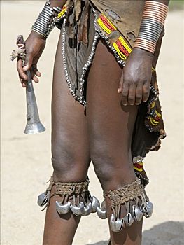 特写,年轻,女人,衣服,典礼,锡,喇叭,右边,手,只有,游牧部落,埃塞俄比亚西南部,穿戴,惊人