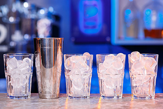 玻璃杯,冰块,木桌子