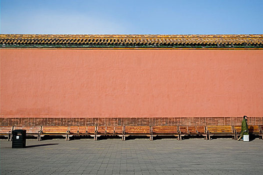 北京故宫宫墙下行走的游人