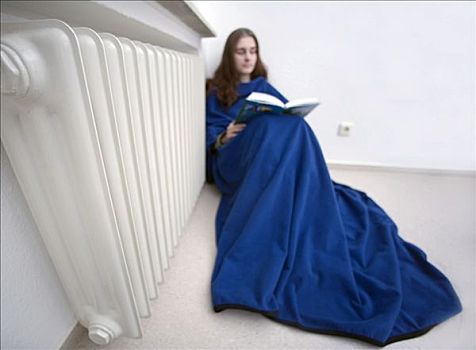 女青年,读,书本,坐,毯子,靠近,暖气