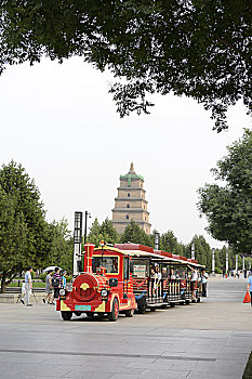 慈恩寺大雁塔和观光车,陕西西安