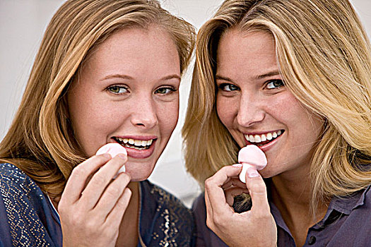 两个女人,吃,蘑菇,形状,糖果