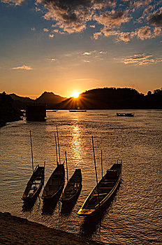 落日黄昏下河面停泊的小船