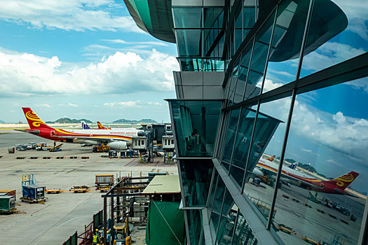 一架香港航空的客机正停靠在香港国际机场